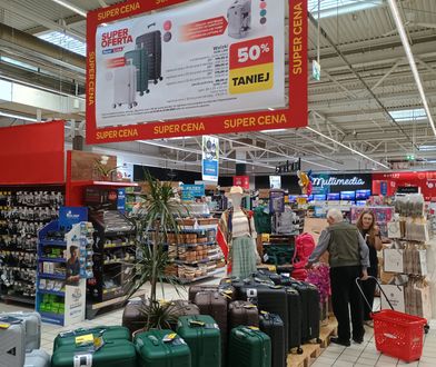 Jak nie dopłacać za bagaż w samolocie? Rozwiązanie jest w markecie