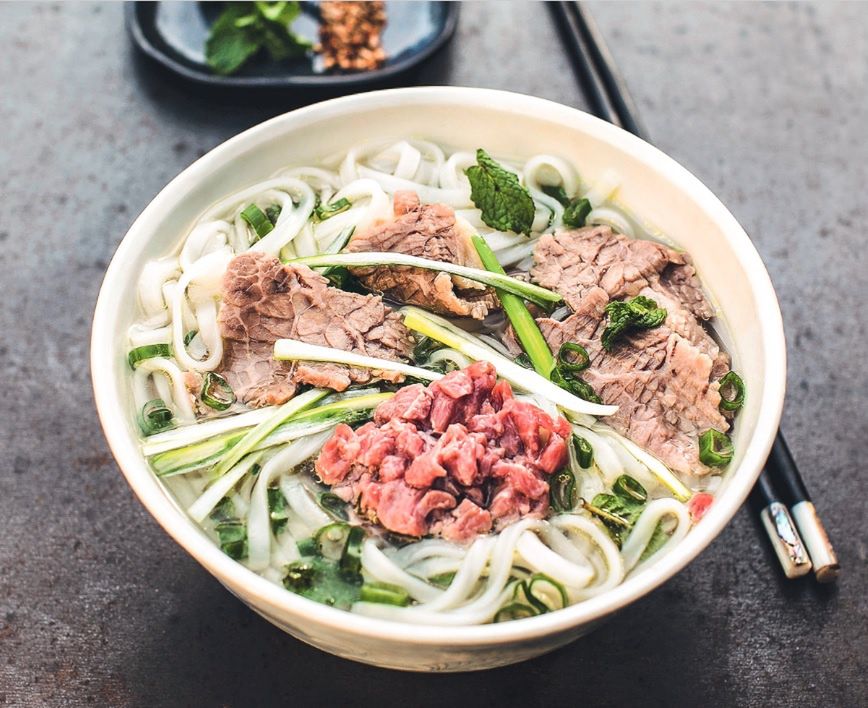 Phở bò Hanoi. Aromatyczna zupa z makaronem ryżowym i wołowiną