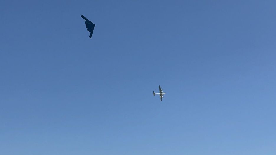 Bombowce B-2 i B-29 w powietrzu