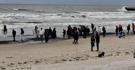 Kołobrzeg: Pochmurna sobota. Tłumy na plaży, nie brakuje poławiaczy bursztynu