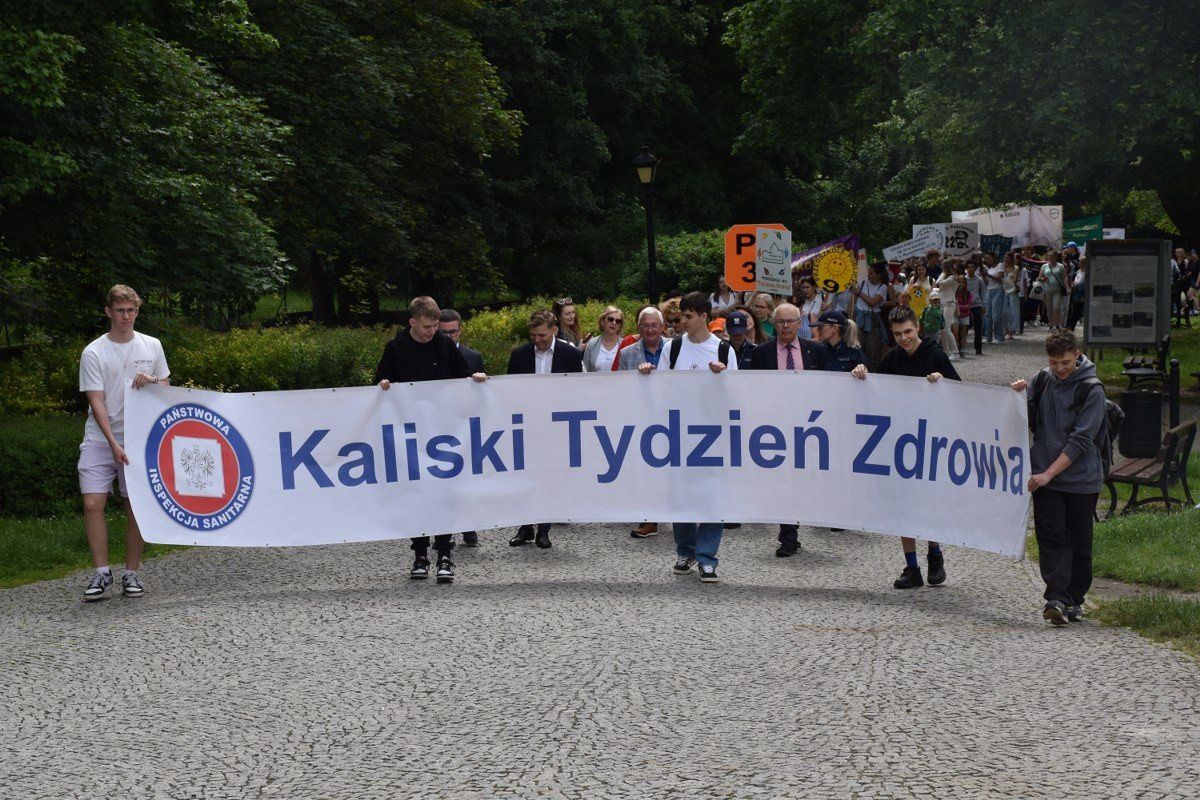 2.06.2025 r. Korowodem, który przemaszerował sprzed baszty Dorotki pod kaliski ratusz rozpoczął się Kaliski Tydzień Zdrowia