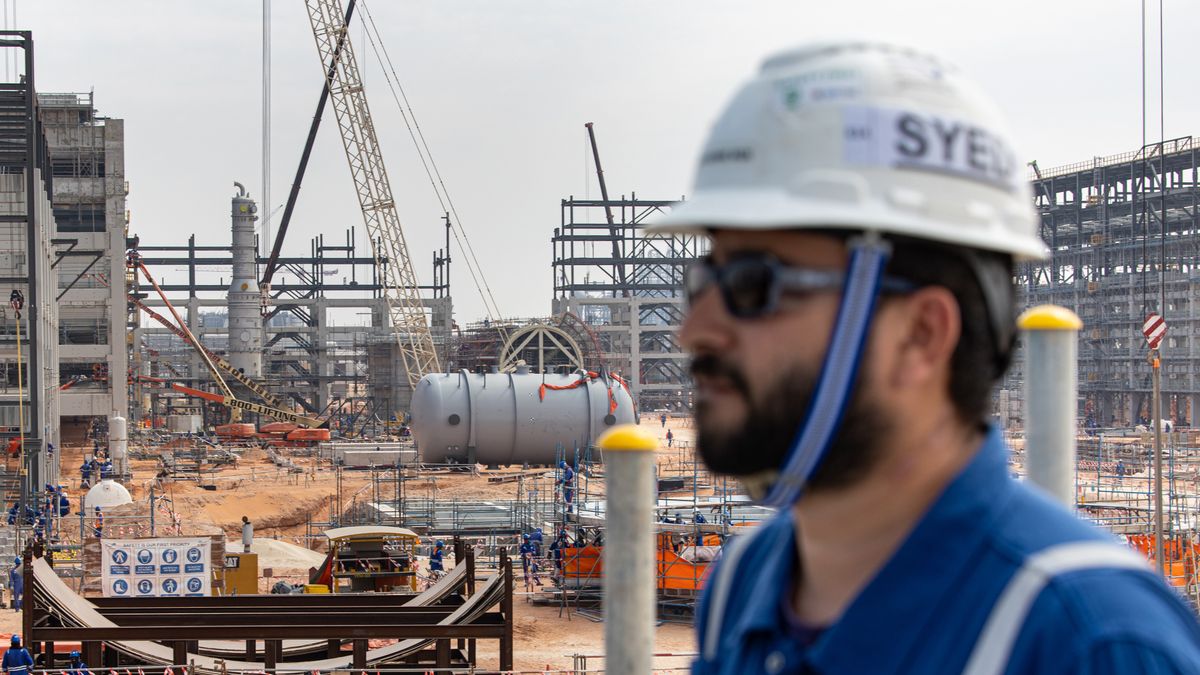 United Arab Emirates's Biggest Chemicals Producer Borouge Plc Project
A health and safety officer at the construction site for the Borouge 4 petrochemical plant in Al Ruwais, United Arab Emirates, on Thursday, March 7, 2024. The UAE's biggest chemicals producer Borouge Plc is seeking further expansion opportunities, even as it pursues a $30 billion tie-up with a unit of Austria's OMV AG. Photographer: Christopher Pike/Bloomberg via Getty Images
Bloomberg
construction workers, oil, energy, natural resources, industries, business news, emea, heavy construction, u.a.e. economy, petrochemicals