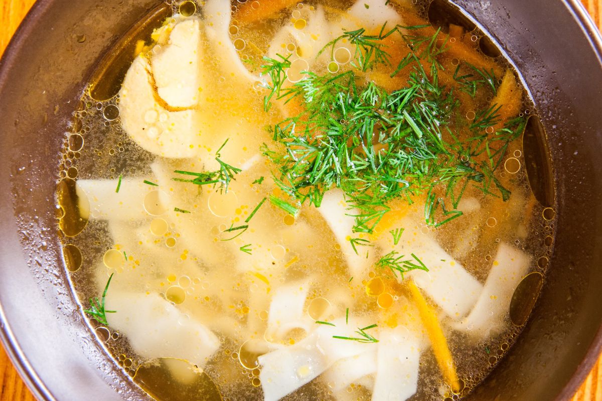 Zamiast chemicznych kostek i jarzynki, wsypuję do rosołu kilka tych ziarenek. To naturalny wzmacniacz smaku