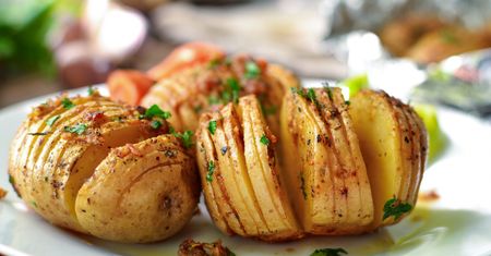 Dzikie masło i ziemniaki Hasselback