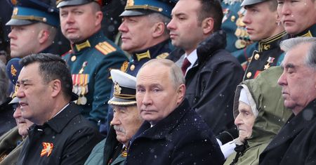 Siedzieli tuż obok Władimira Putina. Cały świat widział, kogo honorują Rosjanie
