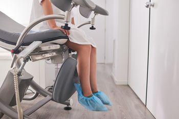 Skandaliczne zachowanie ginekologa. Śledztwo umorzono