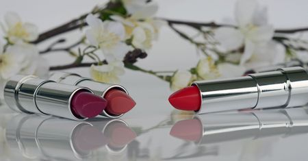 Kłopoty branży kosmetycznej. Efekt szminki poległ w starciu z maseczkami i praca zdalną