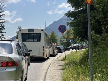 Korki i pełne parkingi. Polacy szturmują jedno miejsce w Tatrach