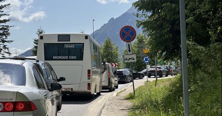 Korki i pełne parkingi. Polacy szturmują jedno miejsce w Tatrach