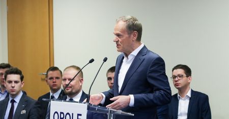 "W dwa lata pokonamy inflację". Donald Tusk założył się o to, ale tylko o jedno euro
