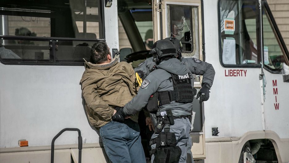 W Ottawie doszło do starć z policją. W stronę policyjnego konia rzucono rower 