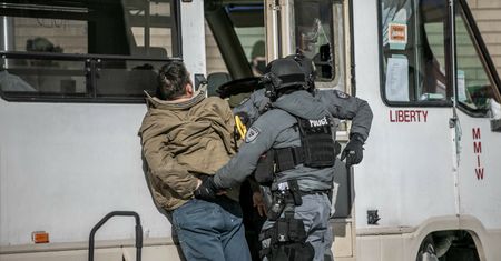 W Ottawie zawrzało. W stronę policyjnego konia rzucono rowerem