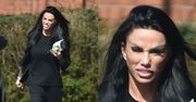 NOWA TWARZ Katie Price wygrzewa się w promieniach słońca