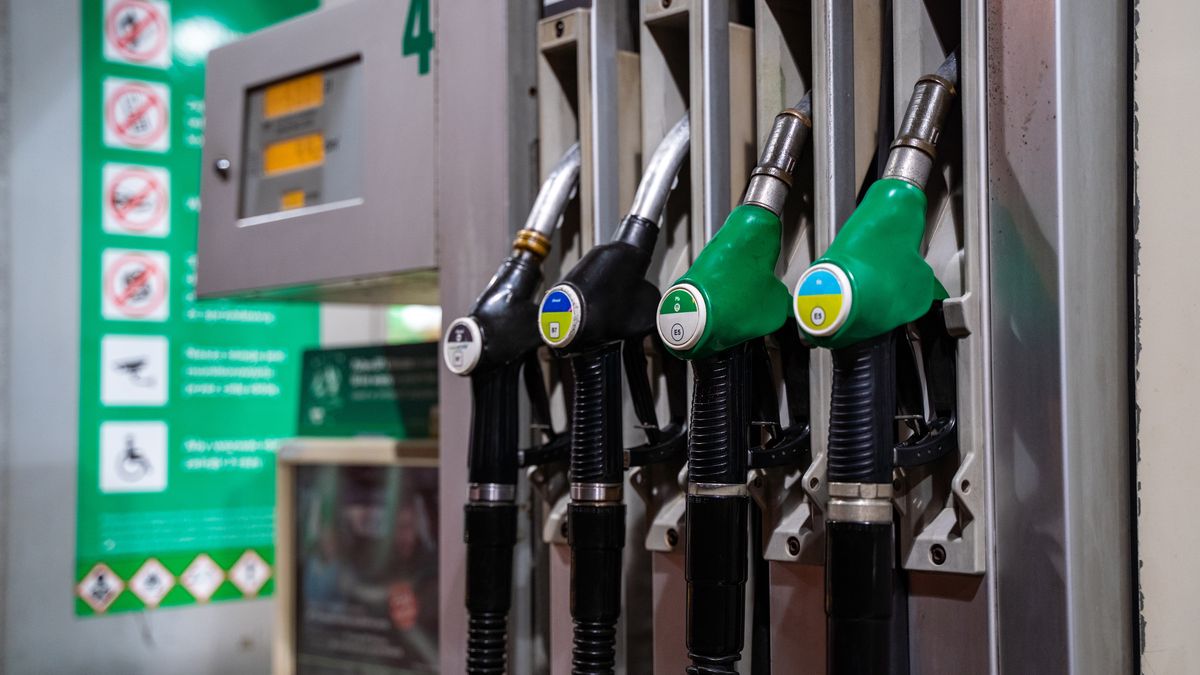 fuel, gas, pump, station, gasoline, petrol, diesel, service, energy, industry, oil, power, green, nozzle, car, equipment, closeup, tank, technology, petroleum, hose, gas station, auto, automobile, benzine, distribution, distributor, drive, ecology, environment, expensive, fill, fueling, gallon, handle, industrial, octane, pollution, refill, refinery, refuel, refueling, refuelling, storage, toxic, transport, transportation, vehicle