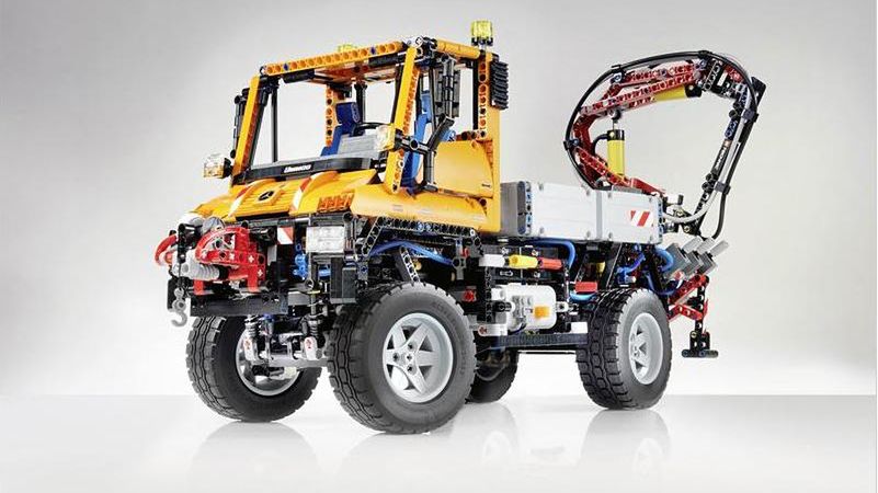 Unimog wykonany z 2048 klocków LEGO 1