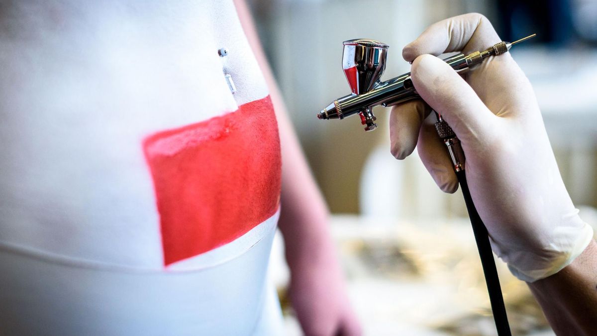 Zdjęcie przedstawia wykonywanie tatuażu airbrush 