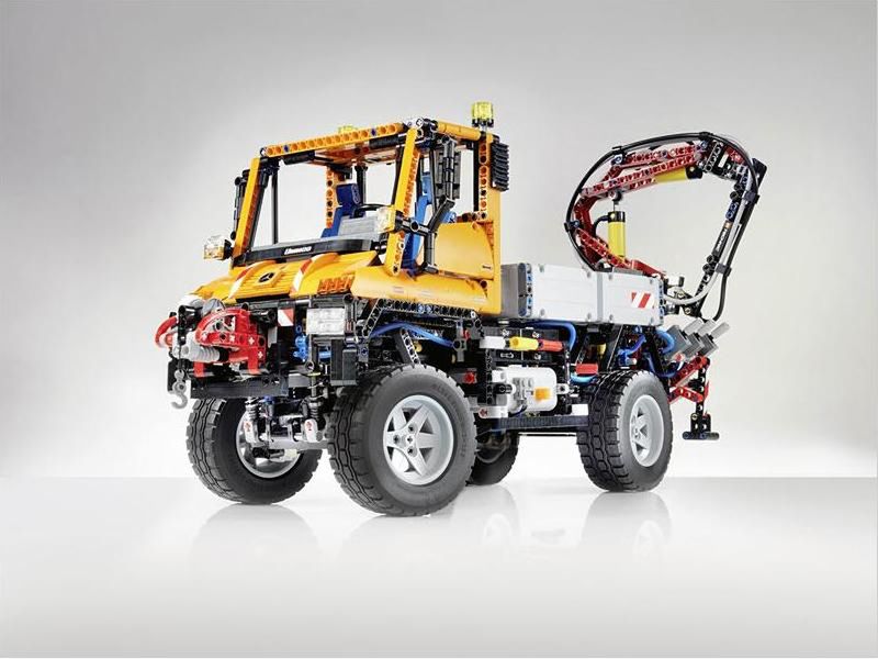 Unimog wykonany z 2048 klocków LEGO