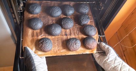 W kuchni unosi się nieprzyjemny zapach spalenizny? Pomogą produkty z kuchennej szafki