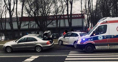 Wypadek na ul. Związkowej. Zderzenie dwóch aut na skrzyżowaniu z ul. Bursaki