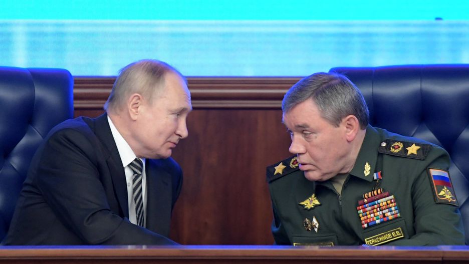 Russian President Putin attends a meeting of the Russian Defence Ministry Board
epa09652542 Russian President Vladimir Putin (L) listens to Chief of the Russian Armed Forces General Staff, First Deputy Defense Minister, Army General Valery Gerasimov (R) during an expanded meeting of Russian Defence Ministry Board in Moscow, Russia, 21 December 2021.  EPA/SERGEY GUNEEV / KREMLIN POOL / SPUTNIK MANDATORY CREDIT 
Dostawca: PAP/EPA.
SERGEY GUNEEV / KREMLIN POOL / SPUTNIK