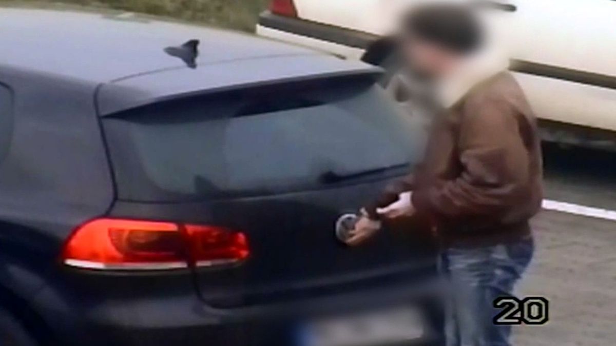 Kradzież "na walizkę" nie trwa nawet minuty. Przechodnie mogą myśleć, że właściciel po prostu szuka kluczyków