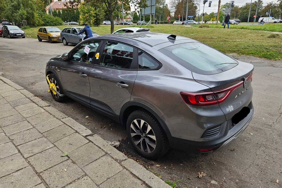 Blokada na kole auta zaparkowanego na ul. Nałęczowskiej przed Kebabem Tureckim