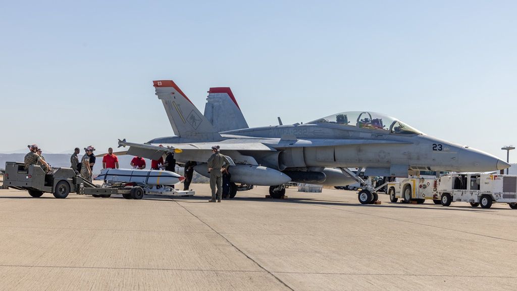 Podwieszanie pocisku JASSM pod myśliwiec F/A-18D Hornet