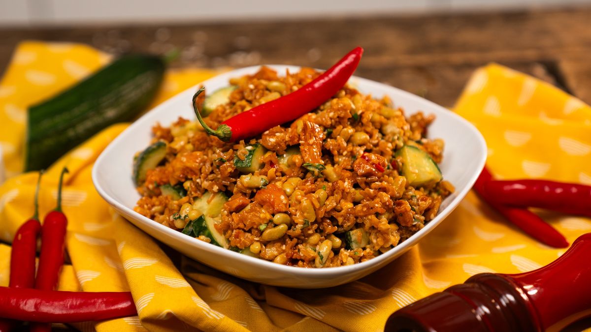 Sałatka z chrupiącym ryżem zaskoczy gości