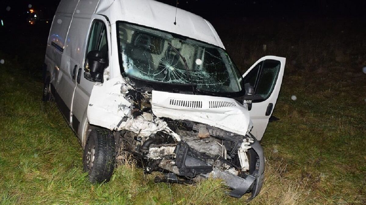 Bus peugeot, który został uderzony