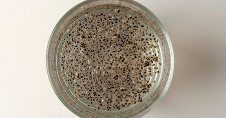 Chia i siemię lniane odchodzą do lamusa. Te drobinki chronią przed rakiem i topią tłuszcz na brzuchu