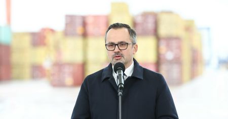 Horała odpowiada na krytykę rządu ws. CPK. "Udają, że nie wiedzą"