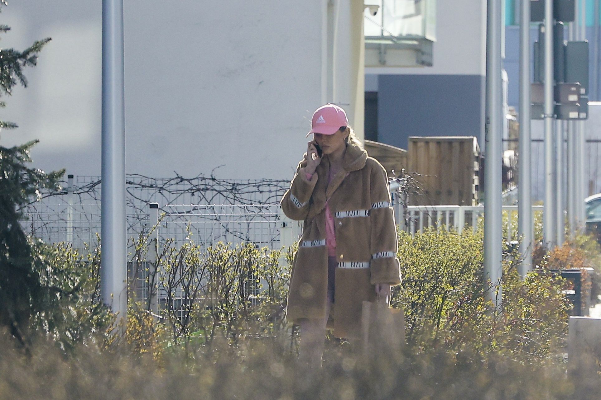 Joanna Opozda na wyjściu ze znajomymi, gdy Antek Królikowski czeka pod blokiem