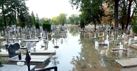 Powódź zalała cmentarze. "Ciężko tu się przychodzi"