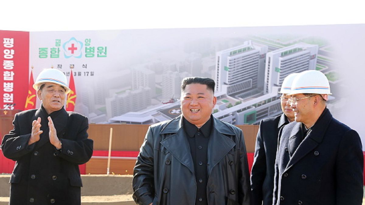 Kim Dzong Un od 2019 roku regularnie pokazuje się w skórzanym płaszczu. 