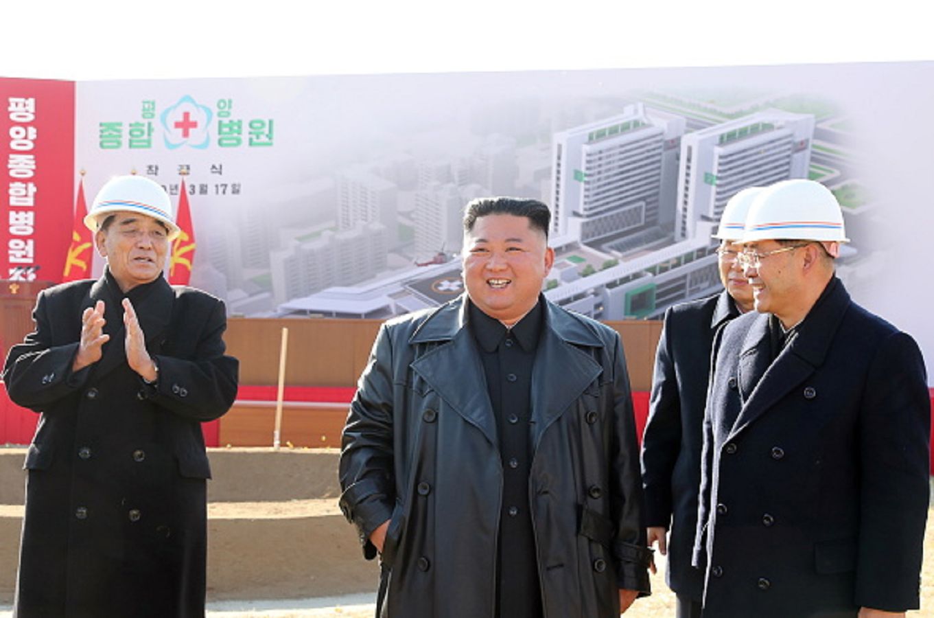 Kim Dzong Un od 2019 roku regularnie pokazuje się w skórzanym płaszczu. 