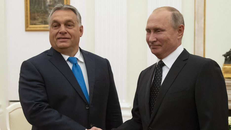 Spotkanie Orbana i Putina na KremluRussian President Vladimir Putin, right, shake hands with Hungarian Prime Minister Viktor Orban during their meeting at the Kremlin in Moscow, Russia, Tuesday, Sept. 18, 2018. (AP Photo/Alexander Zemlianichenko, Pool)AP POOL