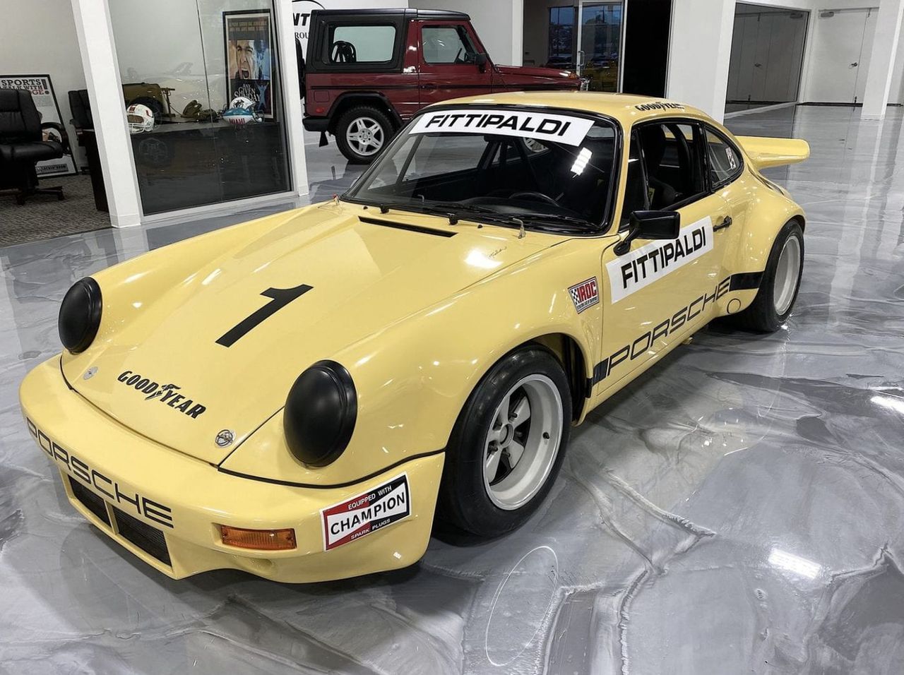 Jeździł nim Fittipaldi, potem Escobar. Wspaniałe Porsche 911 RSR na sprzedaż