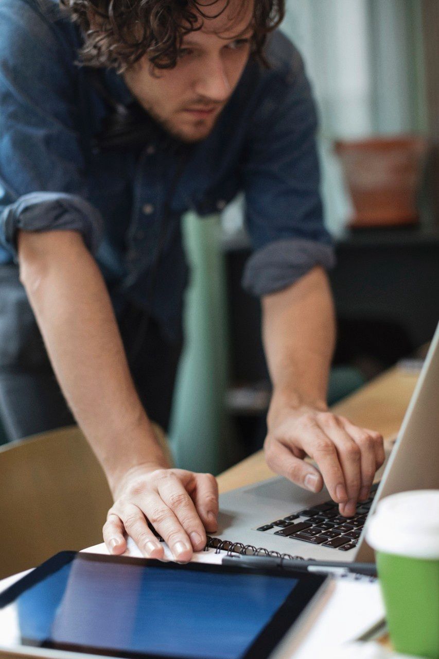 W 2021 r. polskie firmy atakowane były średnio ponad 600 razy tygodniowo 