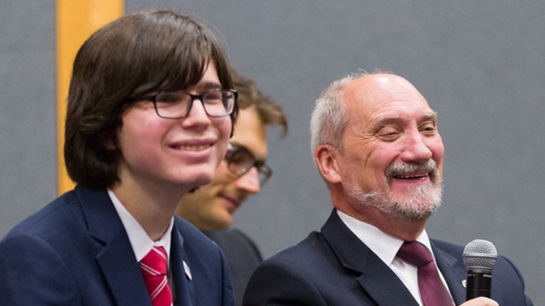 25-letni Edmund Janniger w 2015 roku został doradcą Antoniego Macierewicza, kiedy ten był szefem w Ministerstwie Obrony Narodowej.