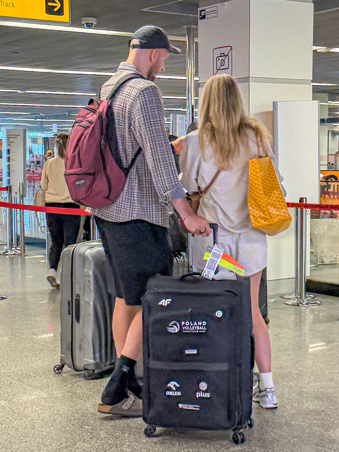 Bartosz i Anna Kurkowie na lotnisku