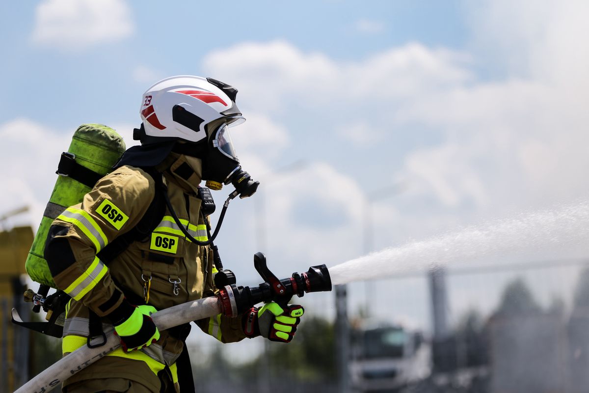 pożar, straż pożarna, akcja Pożar wiaty śmietnikowej w Poznaniu. Znaleziono zwęglone ciało