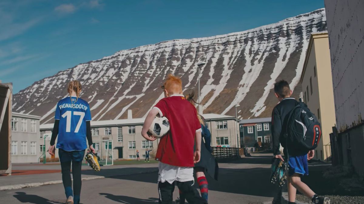 Bramkarz reprezentacji Islandii w piłce nożnej jest również reżyserem 1