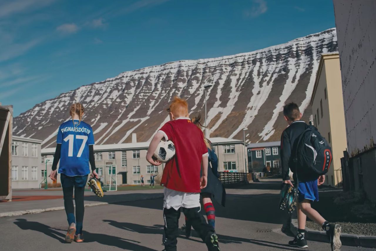 Bramkarz reprezentacji Islandii w piłce nożnej jest również reżyserem