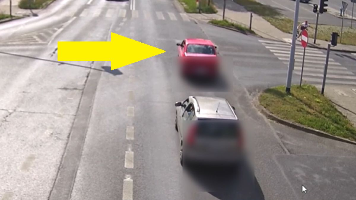 Dwie osoby siedziały na fotelu kierowcy w dacii.