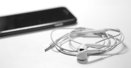 W nowych iPhone'ach słuchawki z minijackiem podłączymy po wydaniu 49 zł