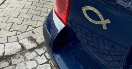 Znak ryby na aucie. Prosty, a wielu nie wie, co oznacza