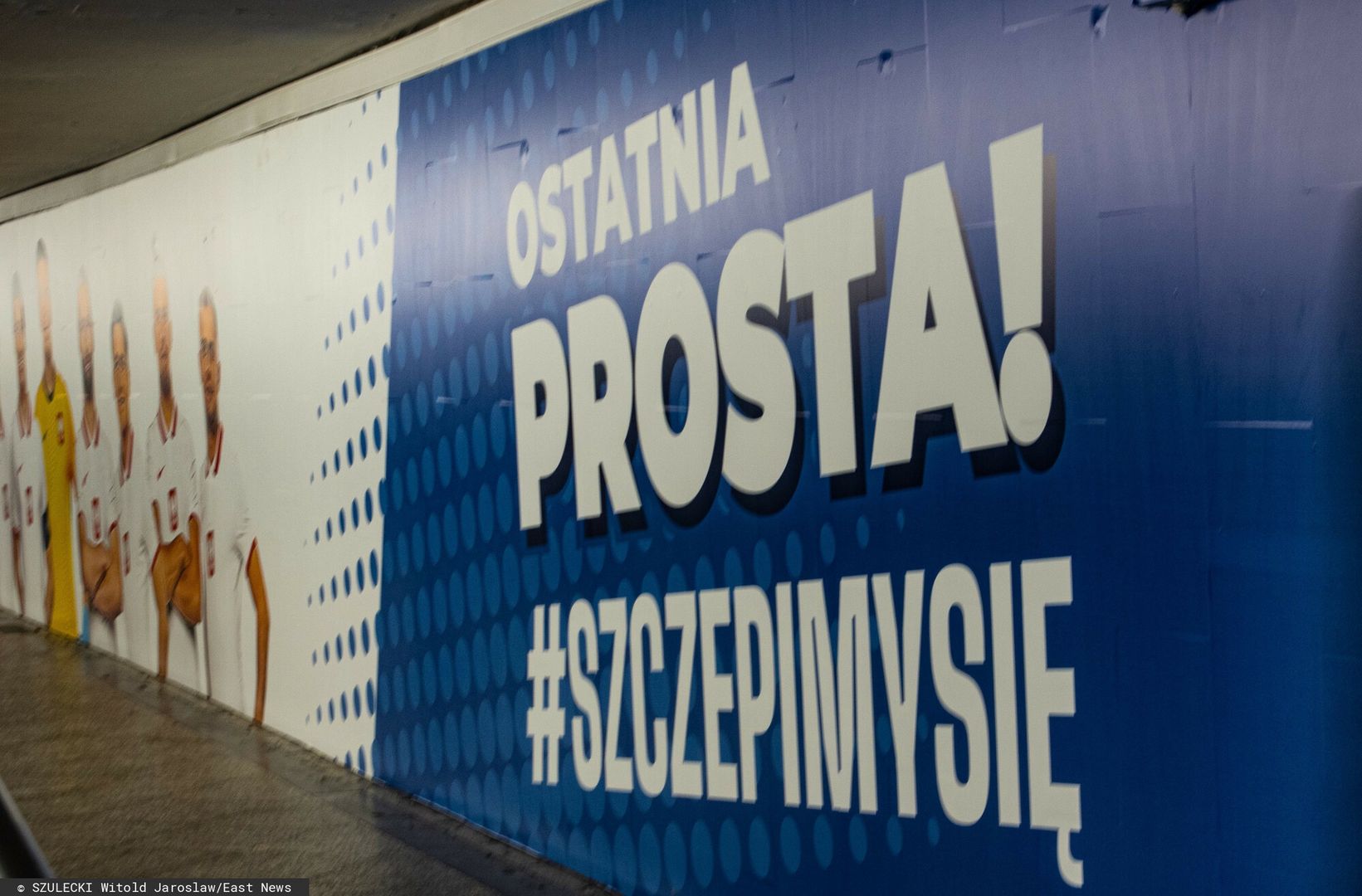 Archiwum Witolda SzuleckiegoFot. Witold Jaroslaw Szulecki / East News   Przejscie podziemne w centrum pod Rondem Dmowskiego, Warszawa, 02.06.2021  N/z: billboard ogolnopolskiej akcji zachecajacej do szczepien przeciw wirusowi SARS-CoV-2: "Szczepimy sie, Ostatnia Prosta"Witold Jaroslaw Szulecki