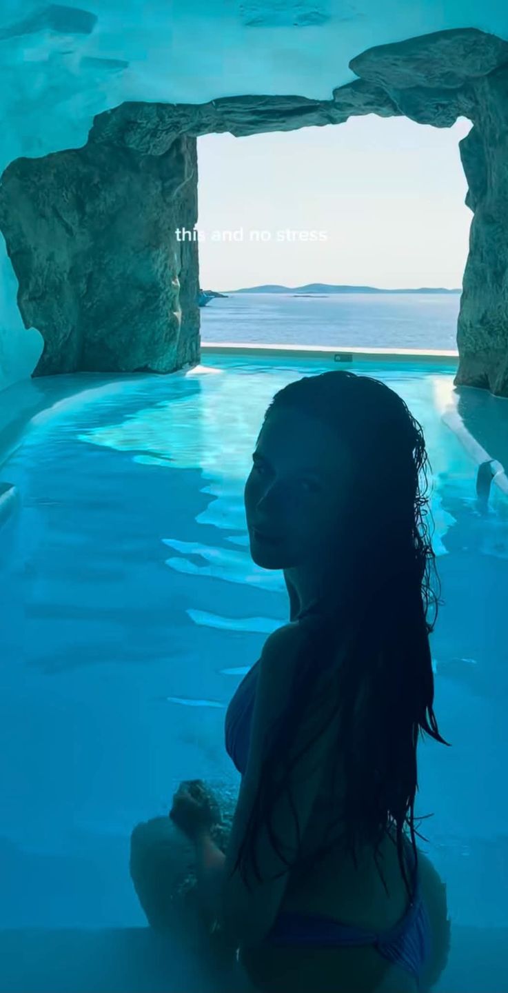 Roksana Węgiel smaży się w bikini na greckim słońcu