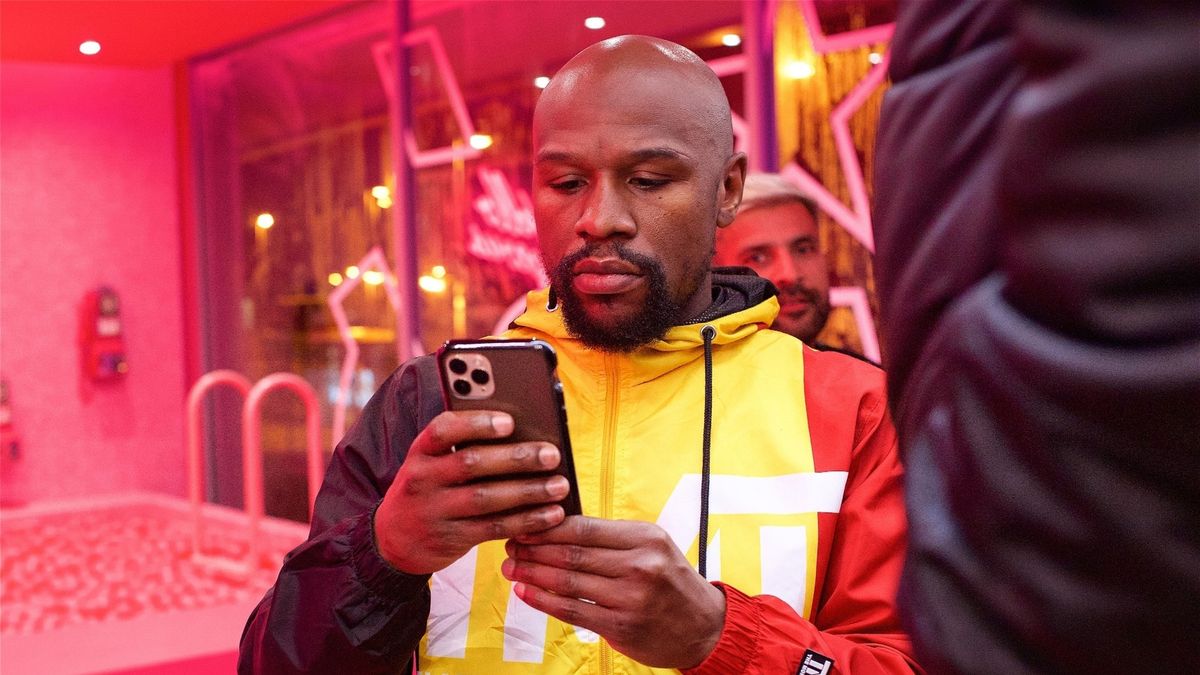 Manchester, UNITED KINGDOM  - Legendary former world championship boxer Floyd Mayweather pops into the new Archie's in Manchester for a burger and a milkshake.BACKGRID UK 2 MARCH 2020