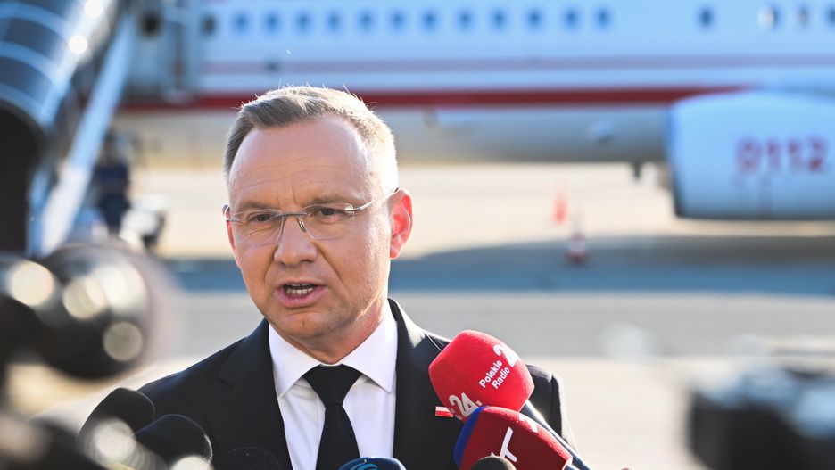 Warszawa, 08.07.2024. Prezydent RP Andrzej Duda podczas wypowiedzi dla mediów na lotnisku w Warszawie przed wylotem do Waszyngtonu, 8 bm. Prezydent RR Andrzej Duda weźmie udział w spotkaniu głów państw i szefów rządów państw NATO. (aldg) PAP/Radek Pietruszka